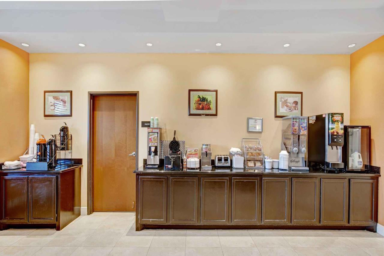 Super 8 By Wyndham Laporte La Porte Esterno foto