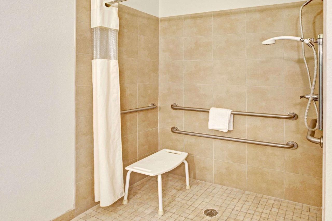 Super 8 By Wyndham Laporte La Porte Esterno foto